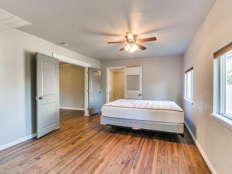 Building Photo - 703 Dakota St