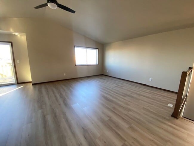 Building Photo - Beautiful home located in fast-growing Horace, ND.