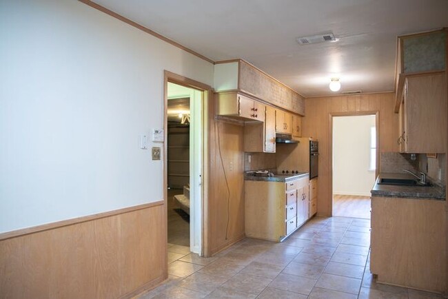 Building Photo - Available Now! 3 Bedroom 2 Bath Near TJC!