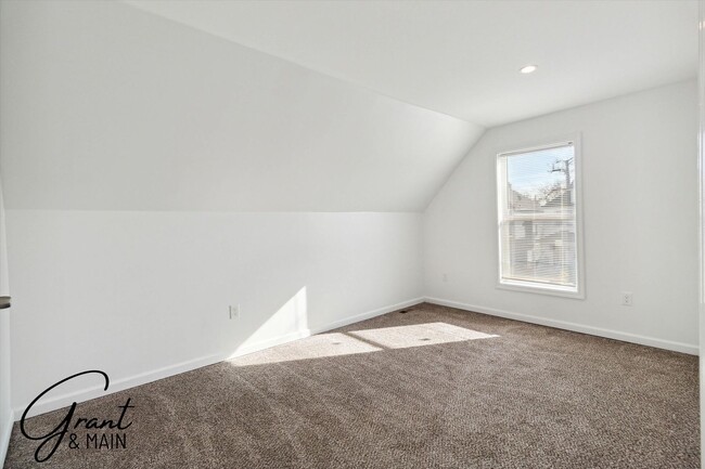 Building Photo - $1,450 - 3 Bed / 1 Bath Newly Renovated Ho...