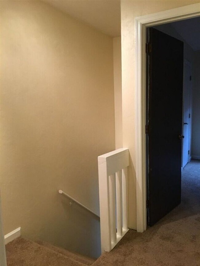 Building Photo - 2 Bedroom Apartment Walking Distance to FSU