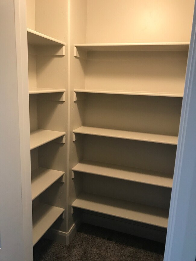 Building Photo - Very nice Townhouse in Santa Clara, with a POOL!!