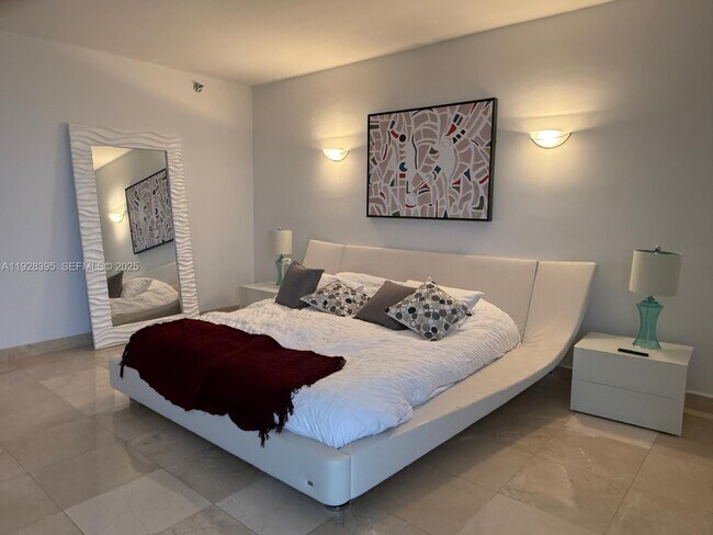 Building Photo - 21150 Point Pl