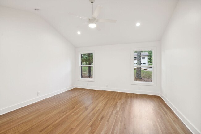 Building Photo - Completely renovated ranch 4BR/4BA ranch h...