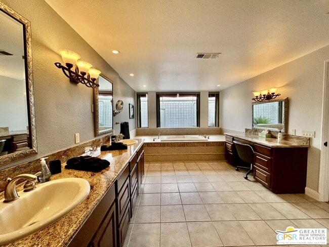 Building Photo - 515 Desert Lakes Dr
