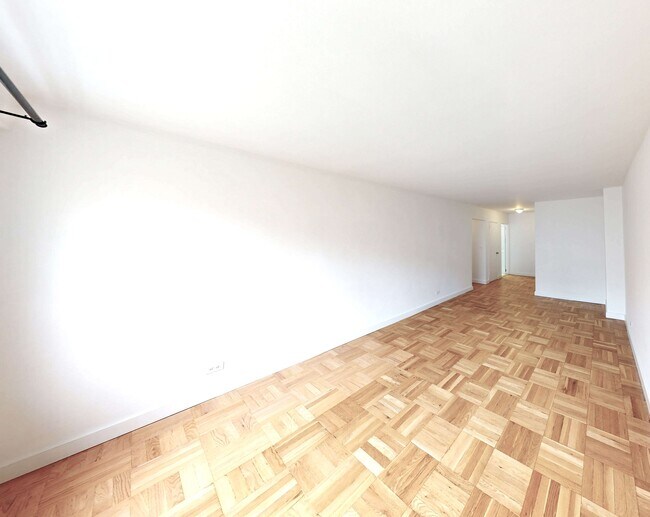 Building Photo - 404 E 66th St