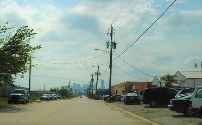 Building Photo - 6903 Palestine St