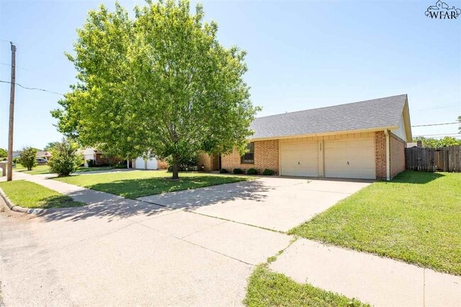Building Photo - 4925 Big Bend Dr