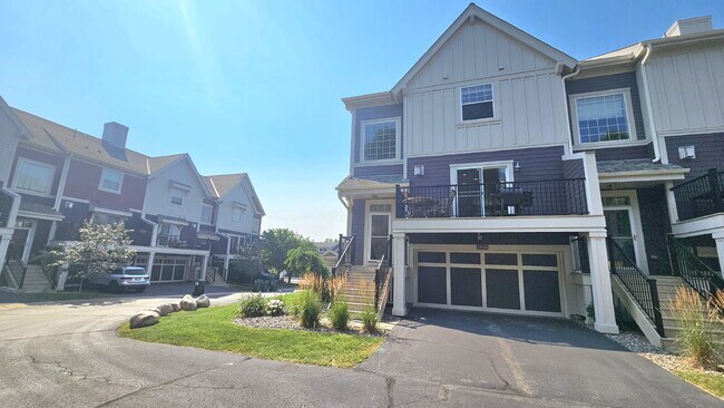 Building Photo - "Spacious 4-Bedroom Townhouse Retreat in Apple Valley - Modern Living with Ample Space!"
