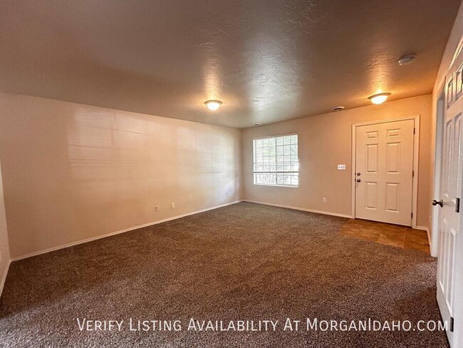 Building Photo - Spacious rooms, alley access garage, priva...