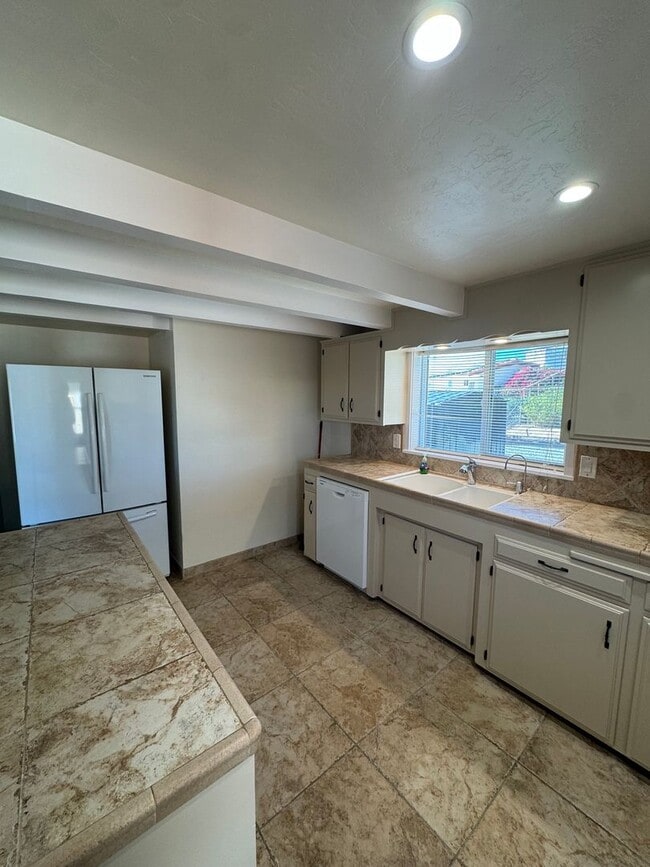 Building Photo - 3-Bedroom Home with Spectacular Views and ...