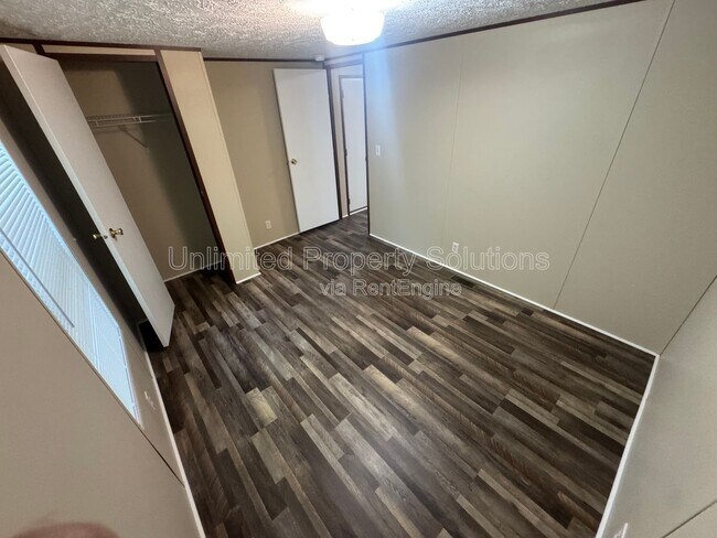 Building Photo - 9499 Wendi Dr NE