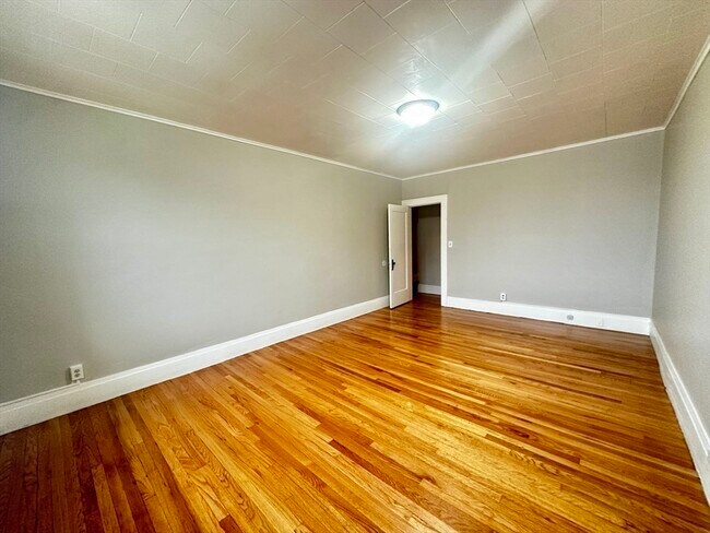 Building Photo - 589 Pleasant St