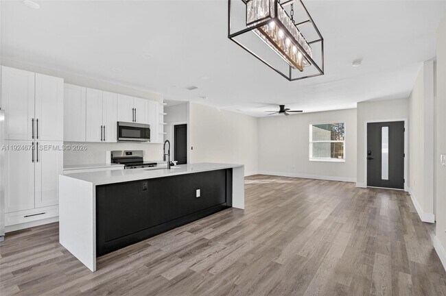 Building Photo - 710 Bedford Point Ave