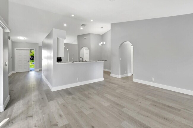 Building Photo - 915 Sunflower Ave