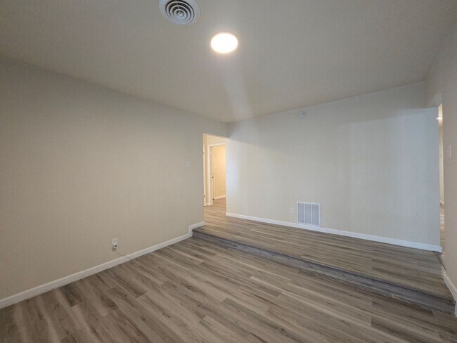 Building Photo - 501 W Voelter Ave