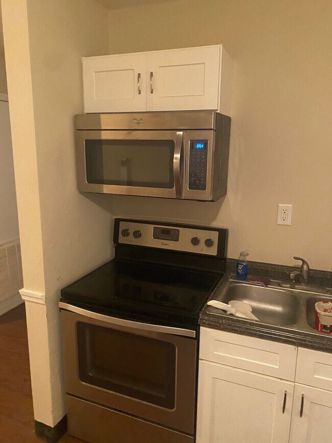 Building Photo - Spacious 2 BR 1 BA Located in Myers Park. ...