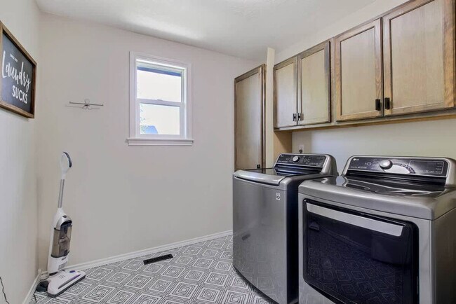Building Photo - 2933 W Tubac Dr