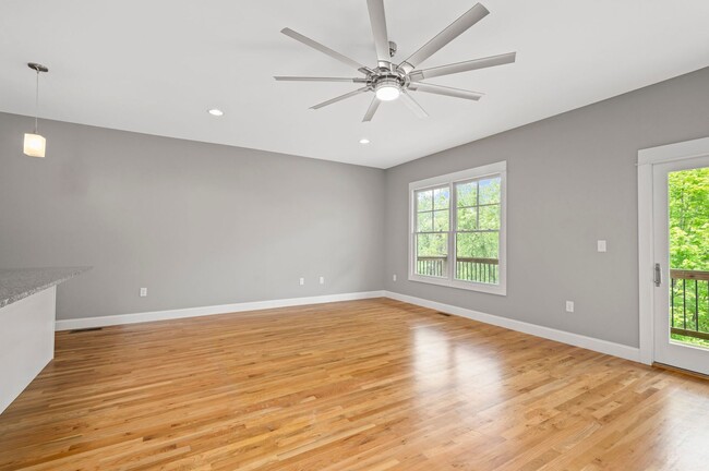 Building Photo - Beautiful & Modern 3-Bedroom Townhome near...