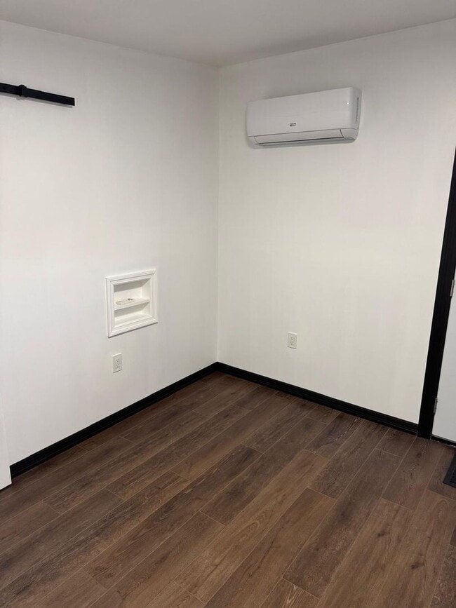 Building Photo - 1 Bed 1 bath Efficiency