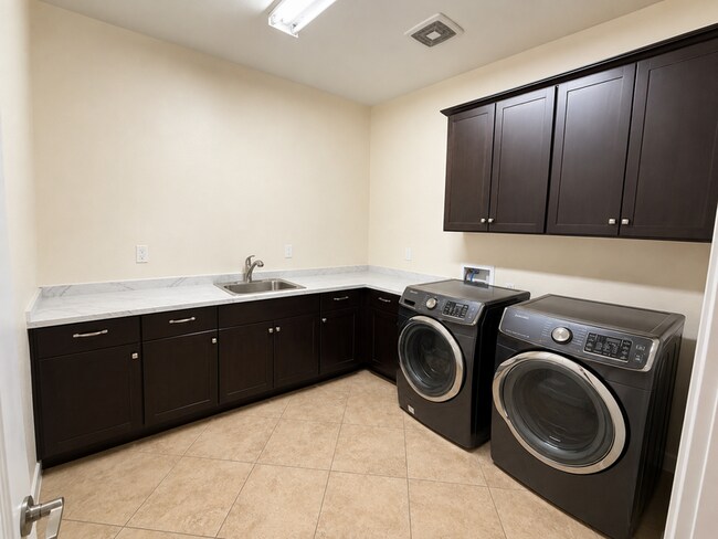Building Photo - 2595 E Ebony Dr