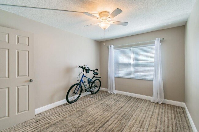 Building Photo - 650 Pinellas Point Dr S