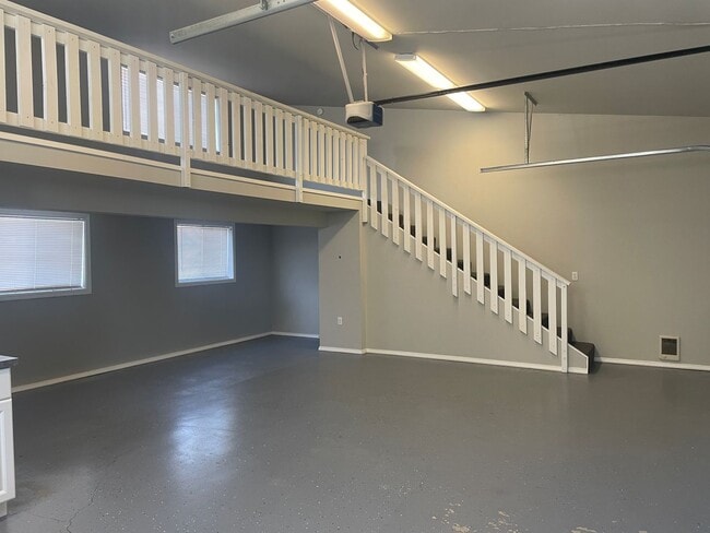 Building Photo - Loft Apartment/ Garage For Rent