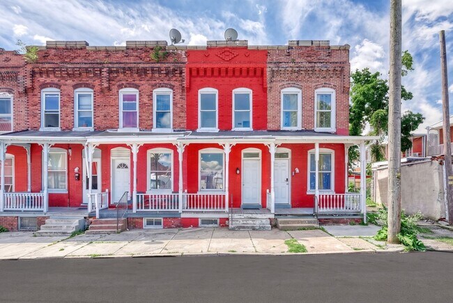 Building Photo - Newly Renovated 3 Bedroom, 1 Bathroom Townhouse