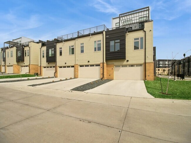 Building Photo - Luxurious 3-Bedroom, 2-Bathroom Townhouse – Des Moines