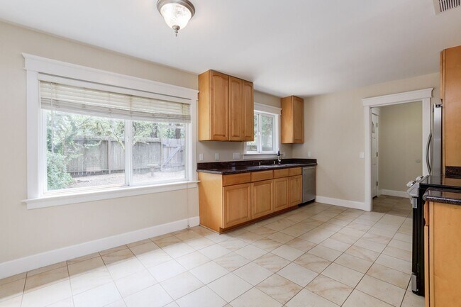 Building Photo - 3 Bed / 2 Bath Woodside home on large lot ...