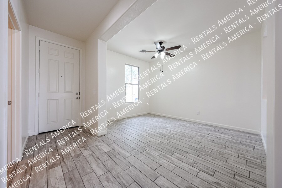 Building Photo - 9820 W Sanna St