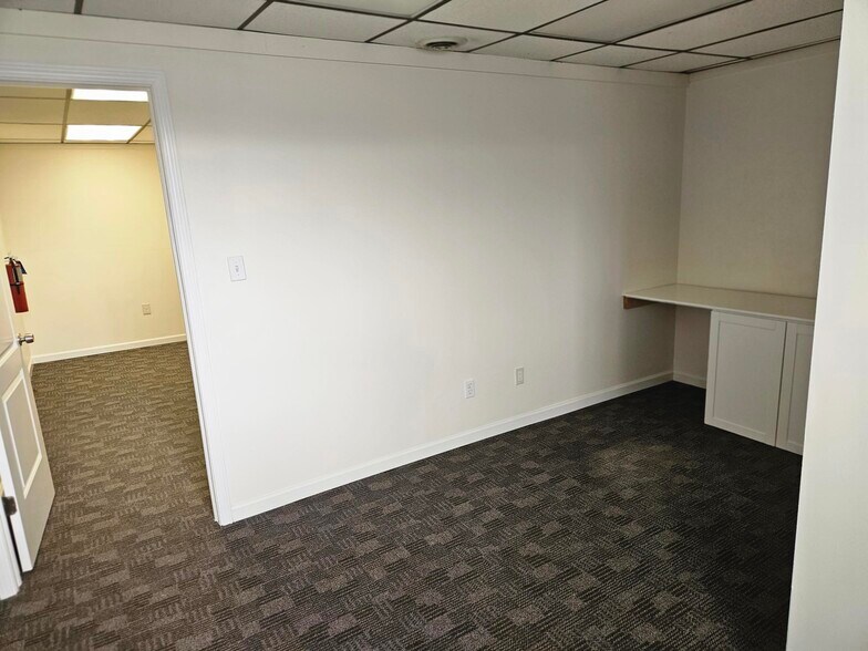 Building Photo - 19 W Water St