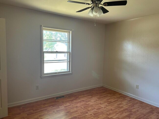 Building Photo - 812 Springmont Dr