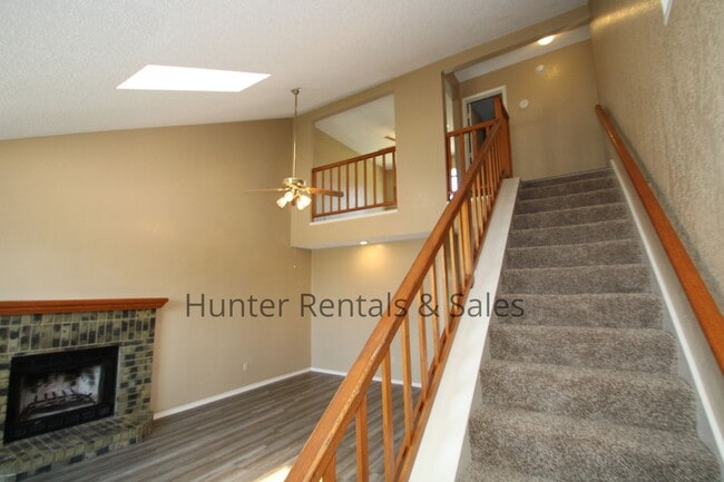 Building Photo - Two-Story Living!