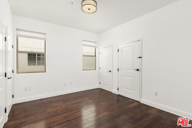 Building Photo - 320 S Swall Dr