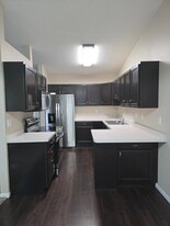 Building Photo - 994 38 1/2 Ave W