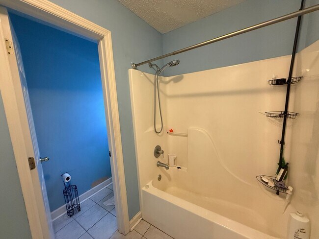 Building Photo - 4/2 Home Available Now!