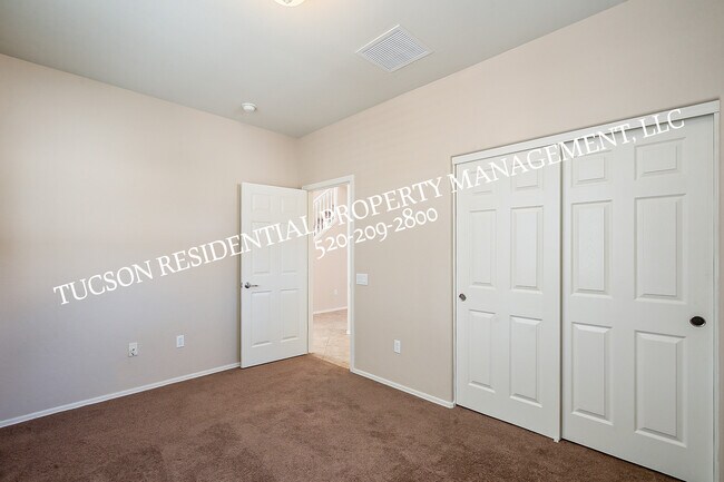 Building Photo - 6012 S Meadow Breeze Dr