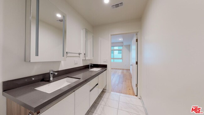 Building Photo - 938 Orange Grove Ave