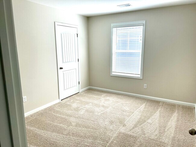 Building Photo - 704 Rill Dr