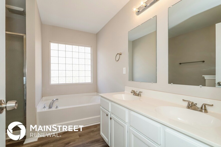 Building Photo - 4018 Larkhaven Village Dr