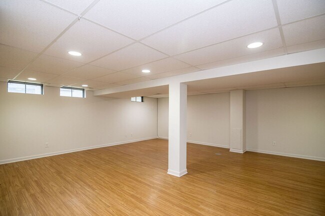 Building Photo - 2630 Glenbrook Ct
