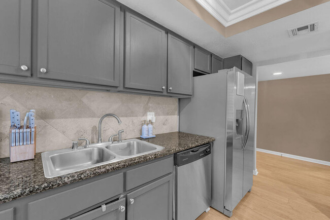 Building Photo - 400 N Sunrise Way