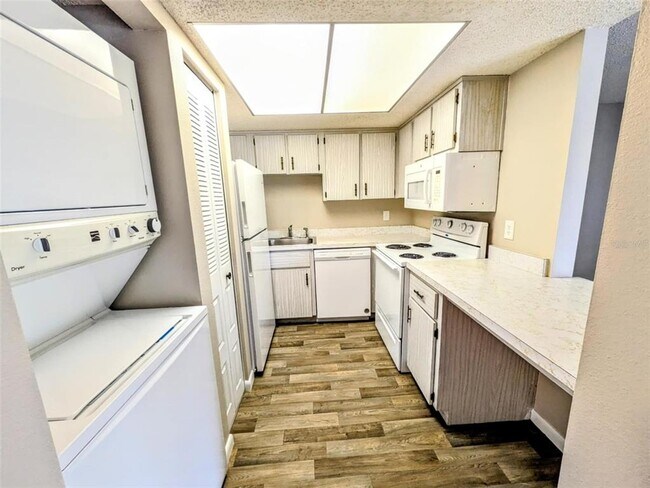 Building Photo - 743 Midway Dr