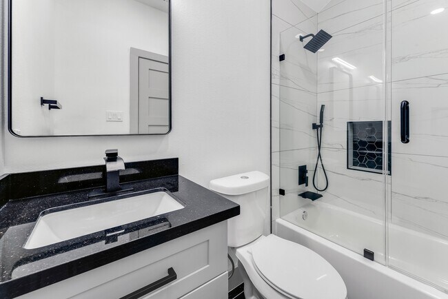 Building Photo - 90 Piping Rock Pl