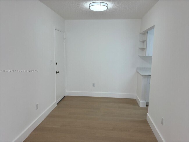 Building Photo - 10790 N Kendall Dr