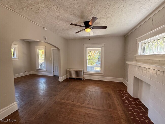 Building Photo - 842 Kenyon St