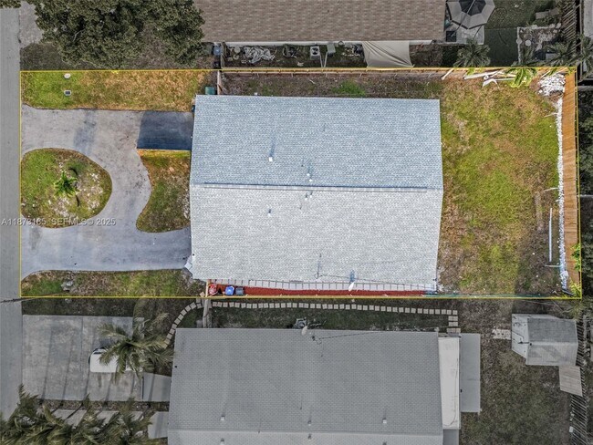 Building Photo - 820 SW 12th Ct