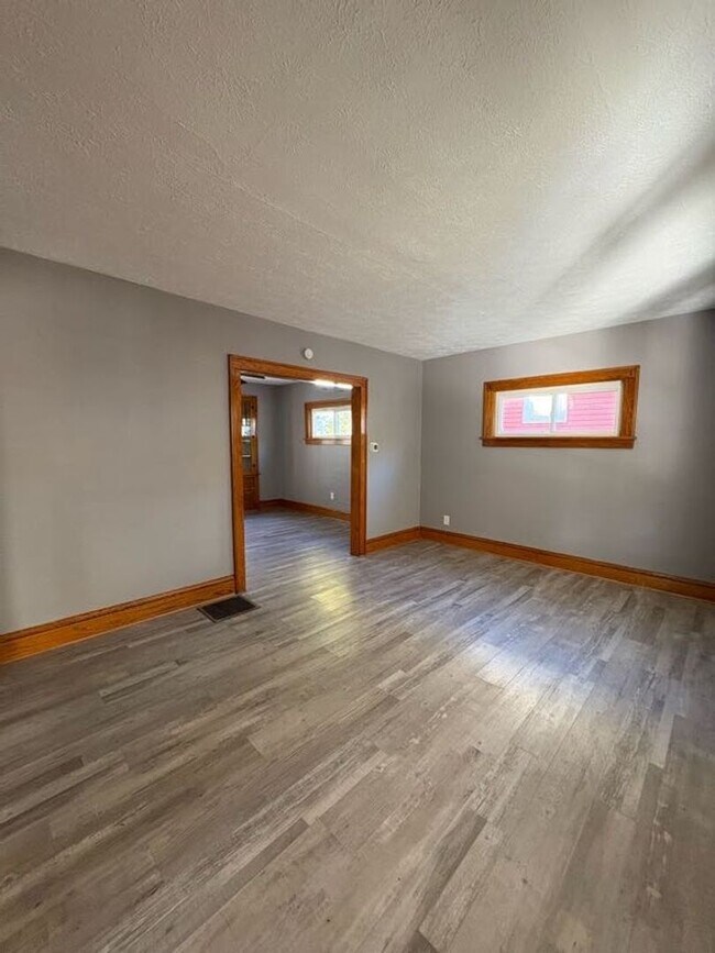 Building Photo - Three bedroom two bathroom home for rent