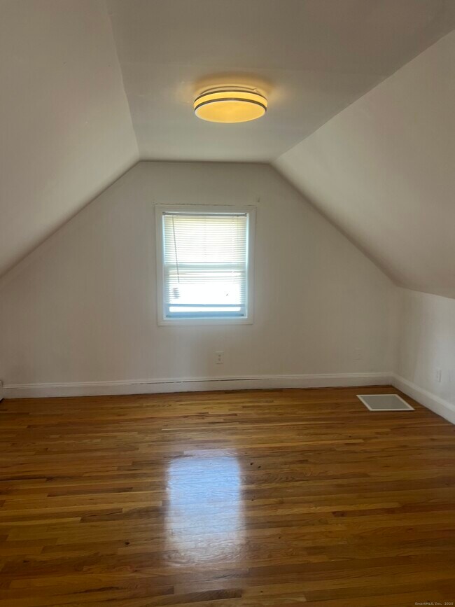 Building Photo - 565 Hart St